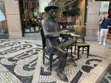 Памятник посетителю кафе в Лиссабоне. © by columbista.com. Дата: 06.11.2022