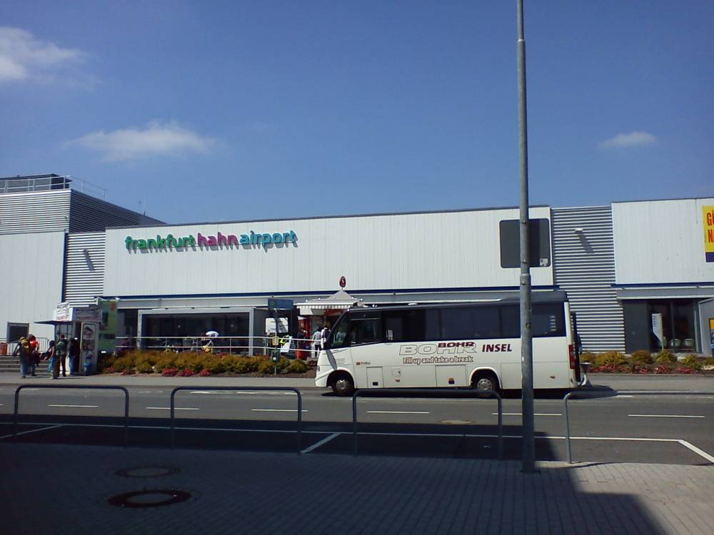 Франкфурт хан. Frankfurt Hahn. Frankfurt Hahn Airport. Хан в аэропорту.