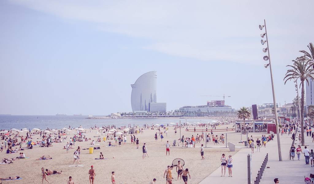 Где купаться и загорать в Барселоне: лучшие пляжи города
