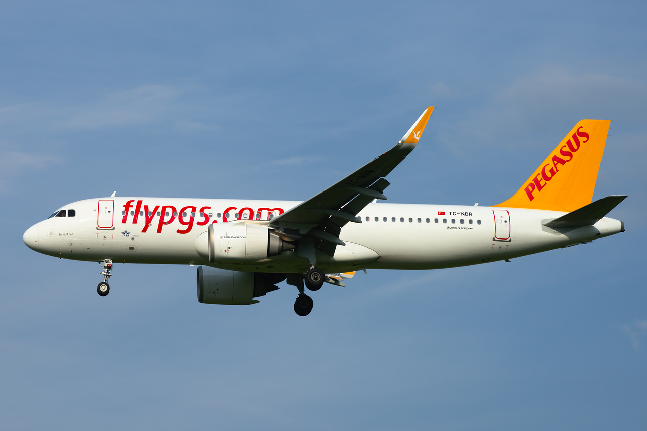 Pegas рейсы. Pegasus Airlines a320 Neo. PC 1581 Pegasus Airlines. Pegasus Airlines самолеты a320. Pegasus Airlines a320 салон.