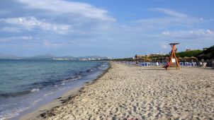 Пляж Platja de Muro или Плайя де Муро. © iwib2009 @ wikimedia.org / CC BY 2.0.