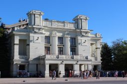 Театральная площадь. © Shpasic @ Wikimedia Commons / CC BY-SA 4.0.